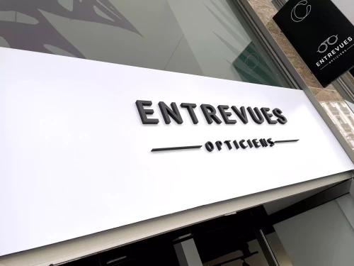 lettres 3d posées sur la façade d'un magasin