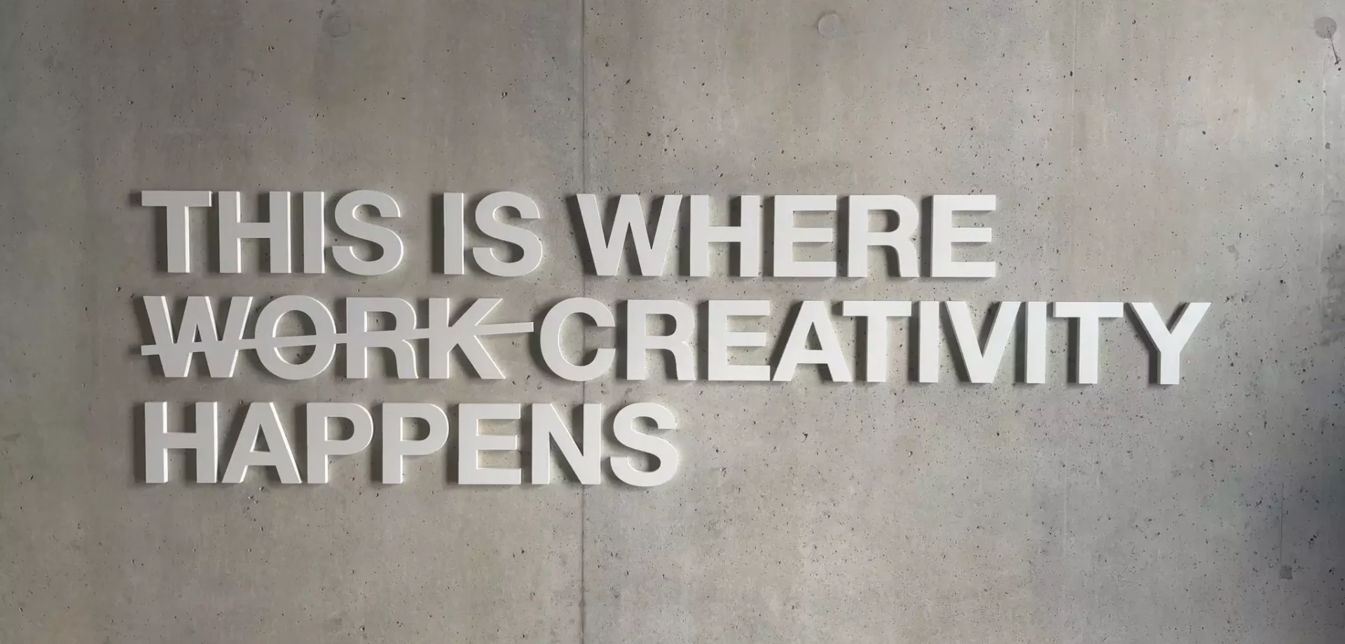 photo de mur en béton avec lettres blanches 3d