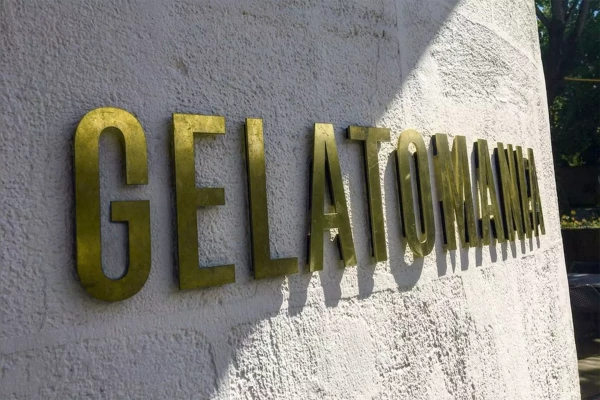 des lettre découpées dans du laiton