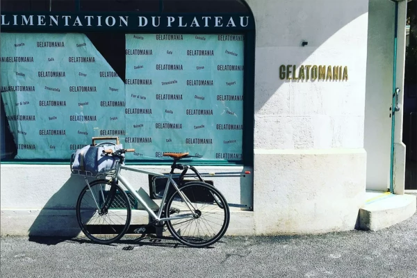 une vitrine d'un magasin de glace en travaux avec un lettrage en laiton