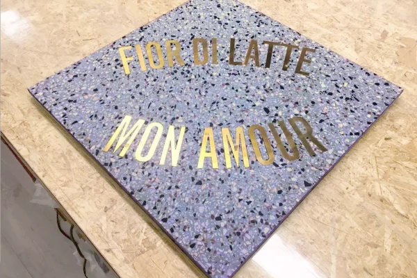 une plaque avec des lettres en laiton incorporées