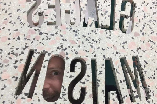 Une plaquette avec des lettres découpée en trrazzo