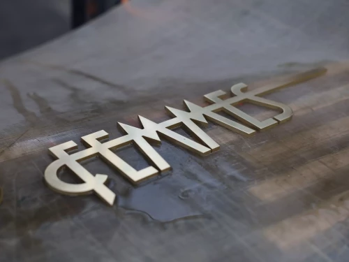 fabrication de lettres en laiton pour une entreprise
