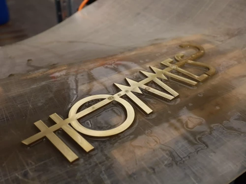 fabrication de lettres en laiton