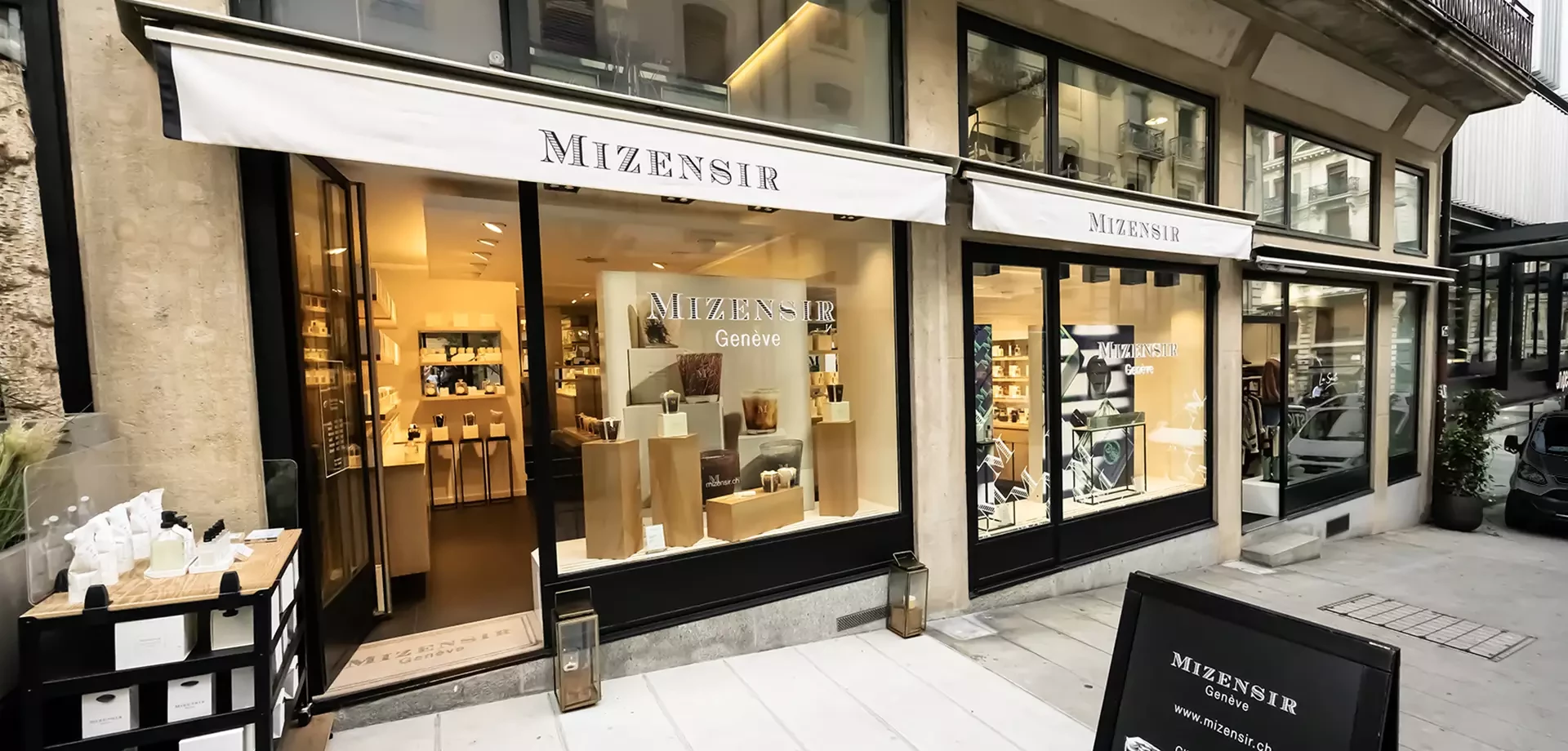 une vitrine décorée avec un vinyle adhésif imprimé et un store personnalisé