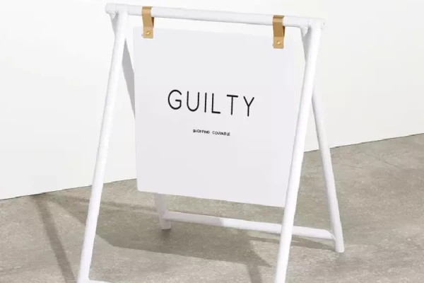 un stop trottoir blanc