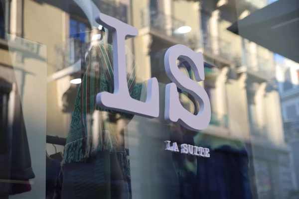 une vitrine de commerce avec des lettre en 3d