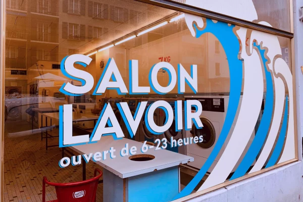 une vitrine imprimée d'un salon laverie