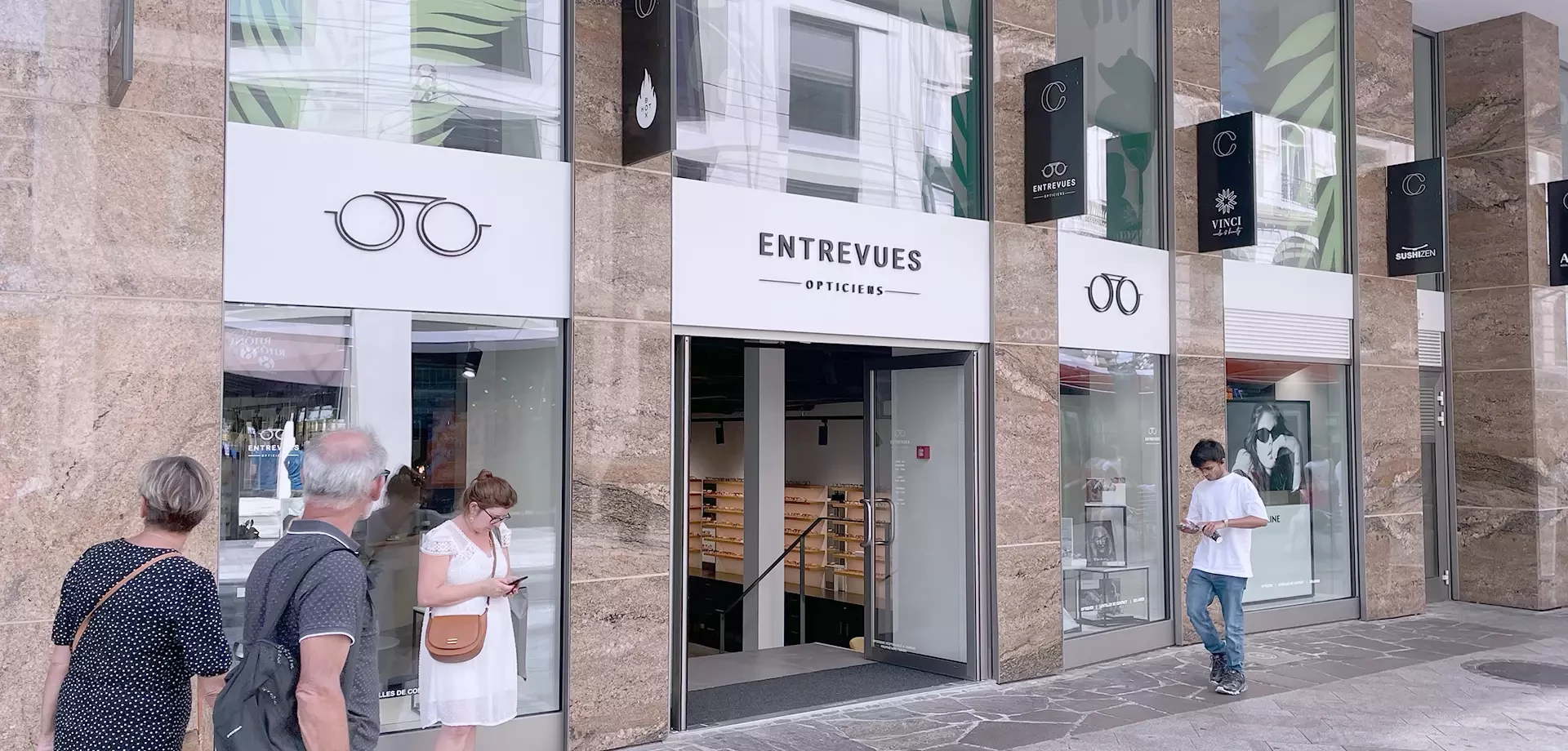 une vitrine décorée avec un vinyle adhésif imprimé et des lettre 3d