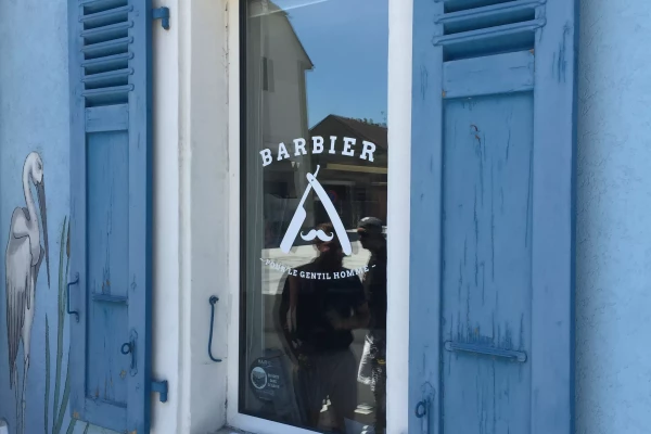logo de barbier sur une vitre
