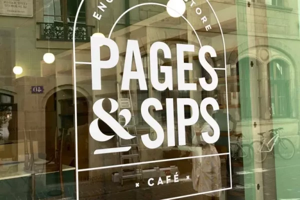 logo de commerce sur vitrine d'un magasin de livre et coffee shop