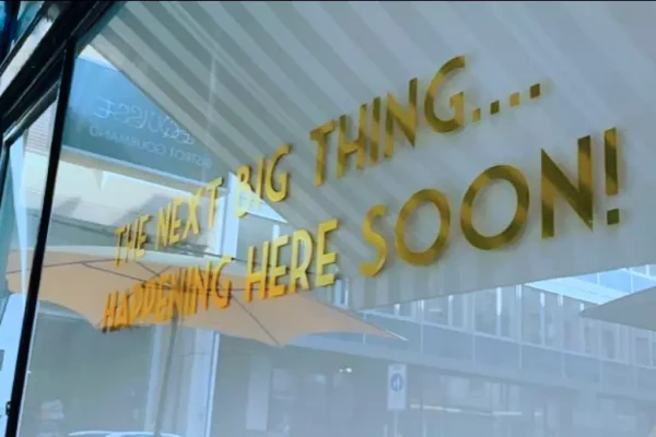 devanture de vitrine preview publicitaire avec logo près-ouverture