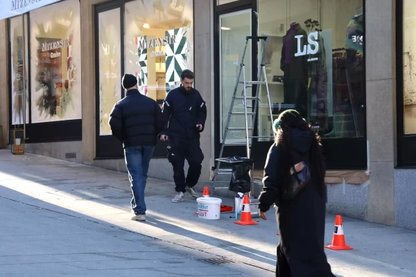 travaux sur une devanture et vitrine de magasin de mode à Genève