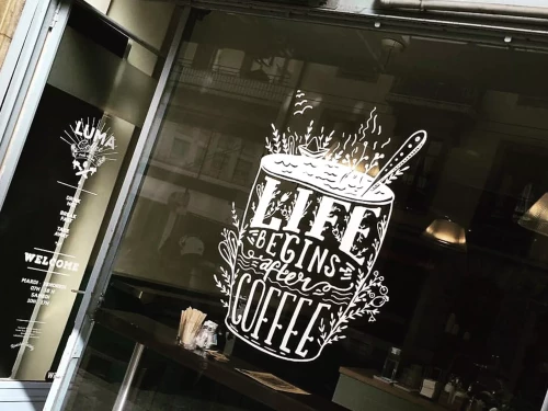 une vitrine décorée avec un vinyle adhésif imprimé