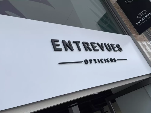 des lettres en 3d sur une devanture de magasin de lunettes