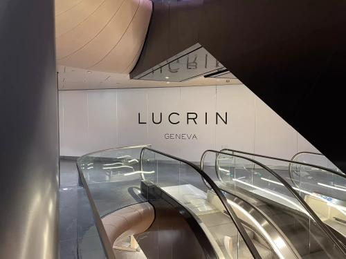 une vitrine décorée avec un vinyle adhésif imprimé