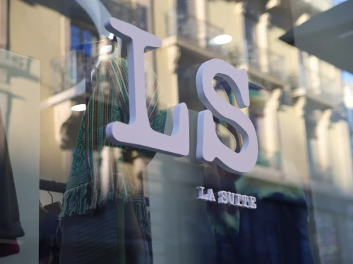 une vitrine décorée avec un vinyle adhésif imprimé et des lettres en 3d