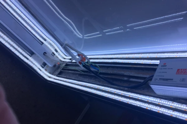 installation d'un panneau publicitaire à led en gros plan