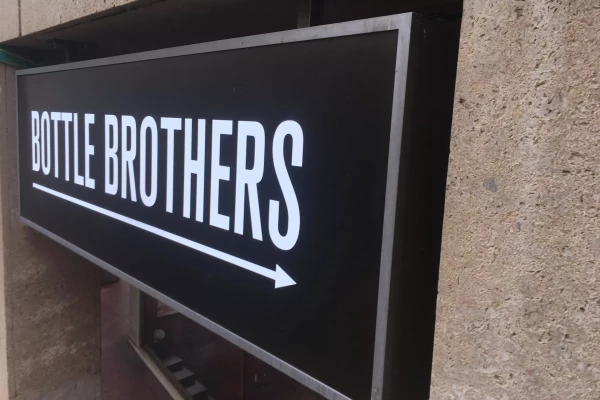 enseigne lumineuse noir pour un bar