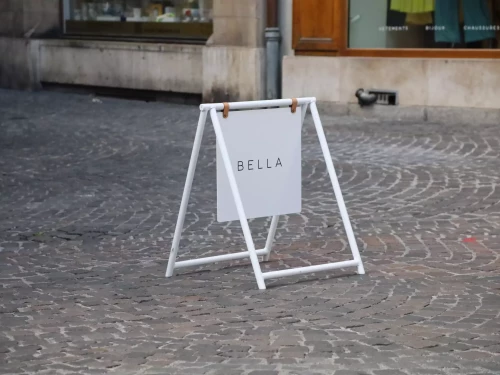 stop trottoir blanc installé dans une rue piétonne