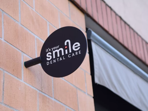 enseigne publicitaire mural sur une façade d'immeuble