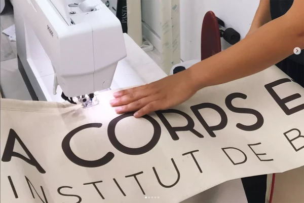 couture d'un volant de store publicitaire