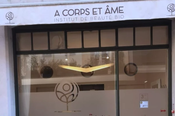 volant de store pour un institut de beauté