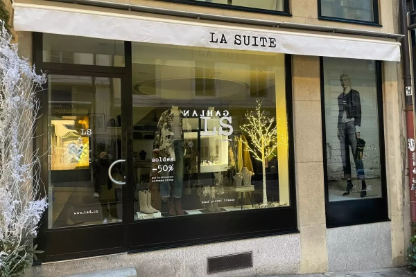 volant de store publicitaire pour une boutique de mode