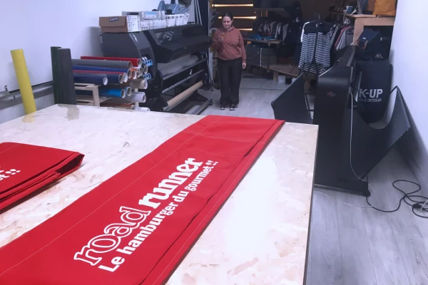 fabrication de volant de store publicitaire pour le road runner