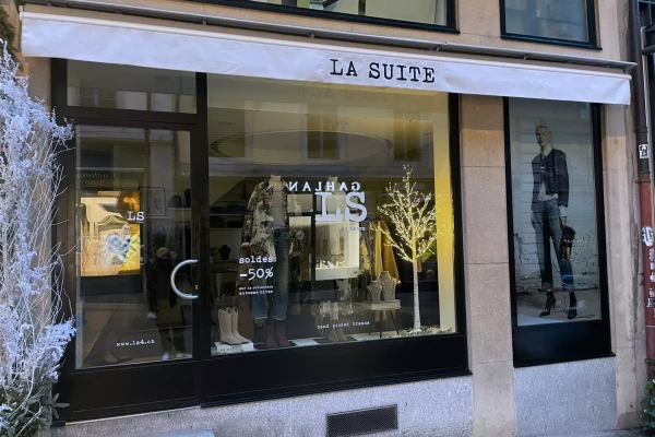 vitrine de magasin d'habits