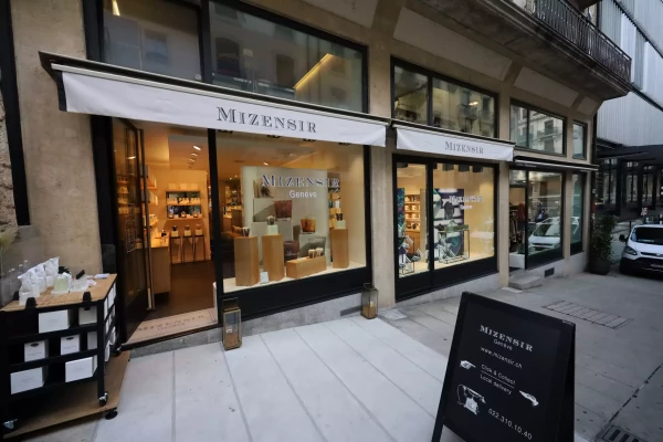 un volant de store publicitaire en ville