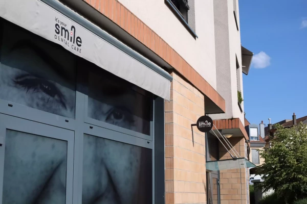 vitrine sur mesure et volant de store avec enseigne commerciale publicitaire