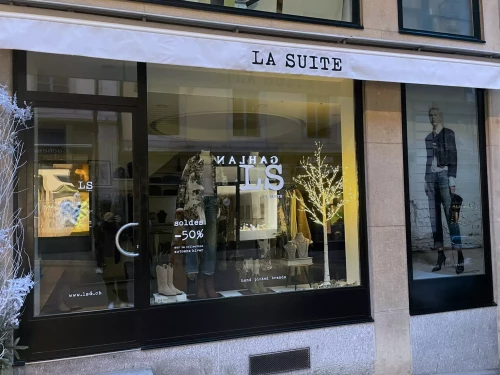 une vitrine décorée avec un vinyle adhésif imprimé