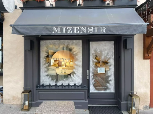 une vitrine décorée avec un vinyle adhésif imprimé