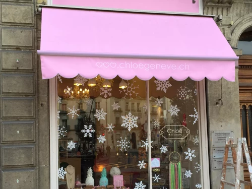 une vitrine décorée avec un vinyle adhésif imprimé