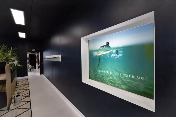 une photo d'art rétro éclairée intégrée dans un mur noir