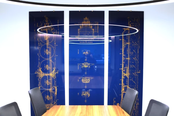 un tableau bleu décoratif sur mesure pour entreprise avec feuille d'or