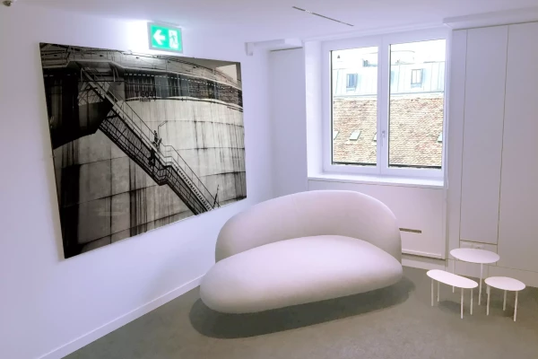 un tableau décoratif  dans un salon pour entreprise