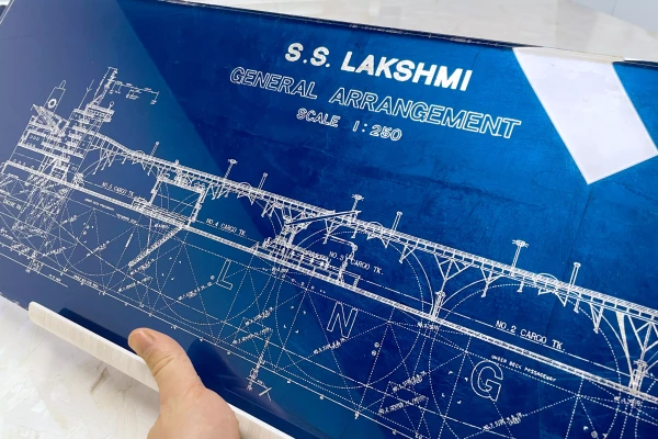 détail d'un tableau bleu décoratif sur mesure pour entreprise avec feuille d'or