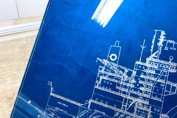 détail d'un tableau bleu décoratif sur mesure pour entreprise avec feuille d'or