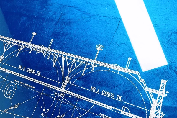 un tableau bleu décoratif sur mesure pour entreprise avec feuille d'or