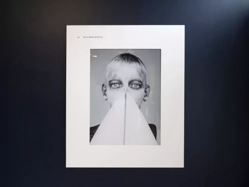 impression et encadrement d'une photo d'art d'un portrait d'un enfant avec une planche de surf