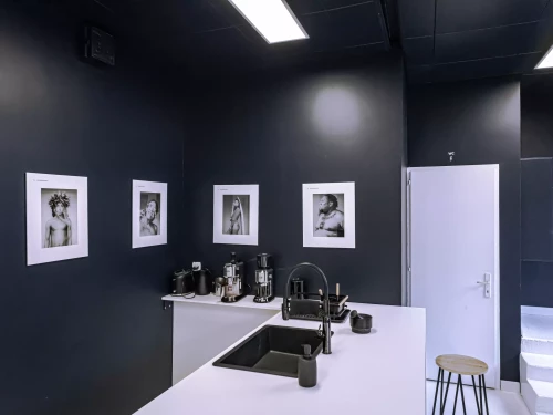 des impressions photographiques d'art accrochées sur un mur noir