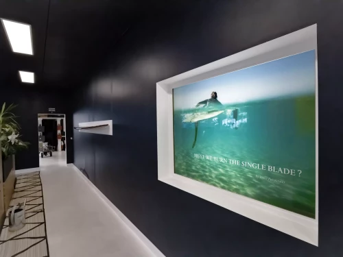 photo d'art sur un mur rétro éclairé avec un surfeur