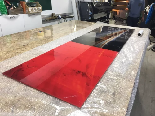 impression sous plexiglas d'une oeuvre d'art pour entreprise