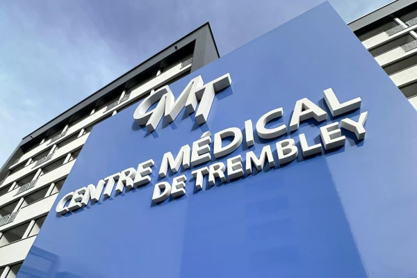 Fabrication de lettres 3d sur mesure pour totem d'entreprise à Genève par stick-up.ch