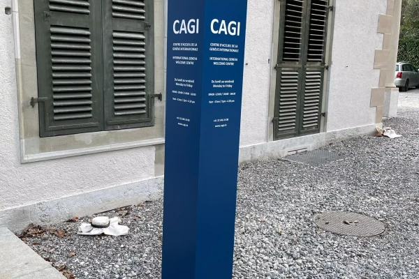 Fabrication d'un totem à Genève par stick-up.ch avec lettrage sur mesure